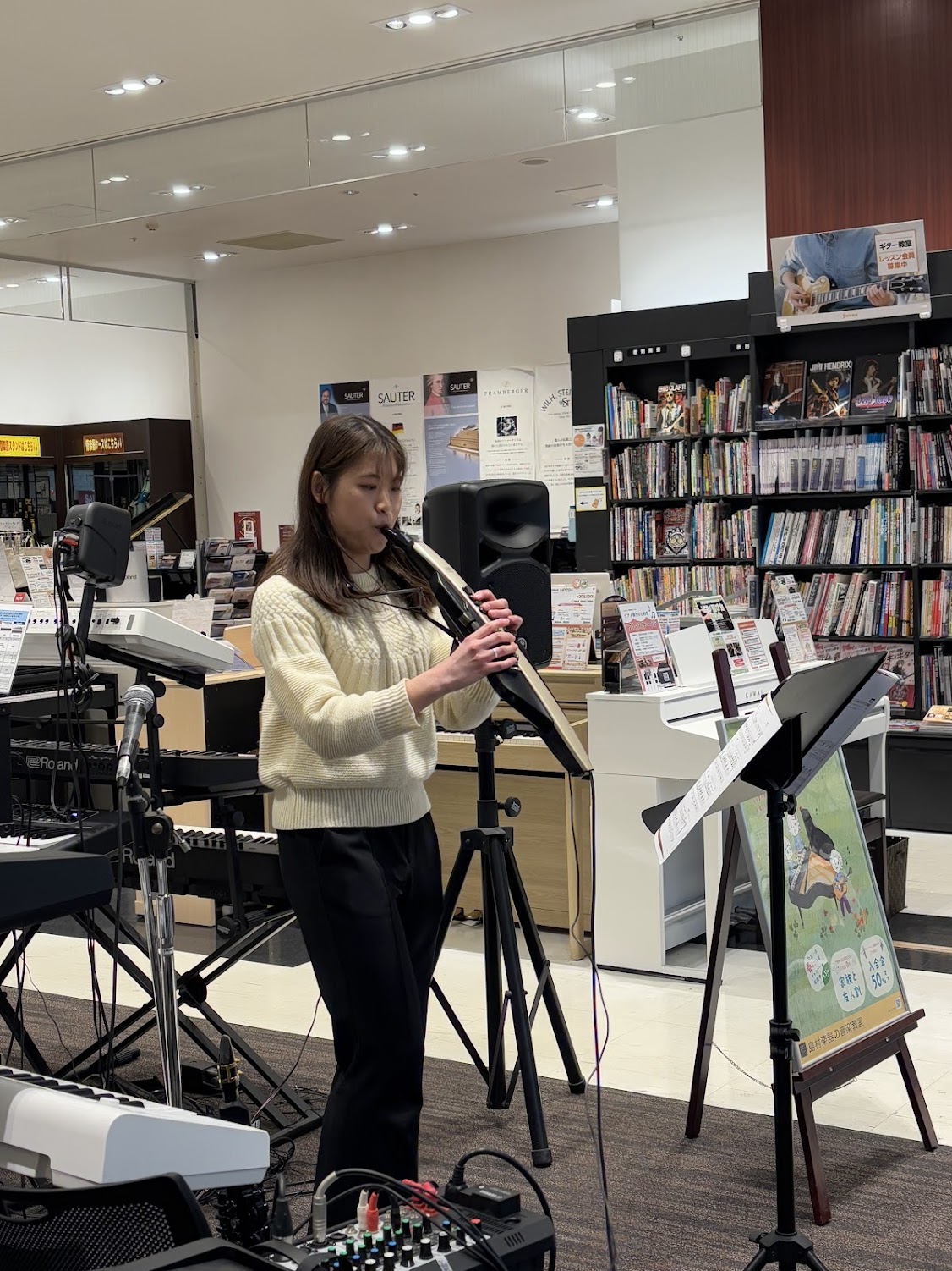 皆様こんにちは！サックスインストラクター・デジタル管楽器インストラクターの土屋です！1月26日(日)に、島村楽器イオンモールりんくう泉南の店頭において、エアロフォン・デジタルサックスコンサートを行いました。今回はその様子を振り返っていきます♪ CONTENTSコンサートの様子出演者紹介デジタル管楽器 […]