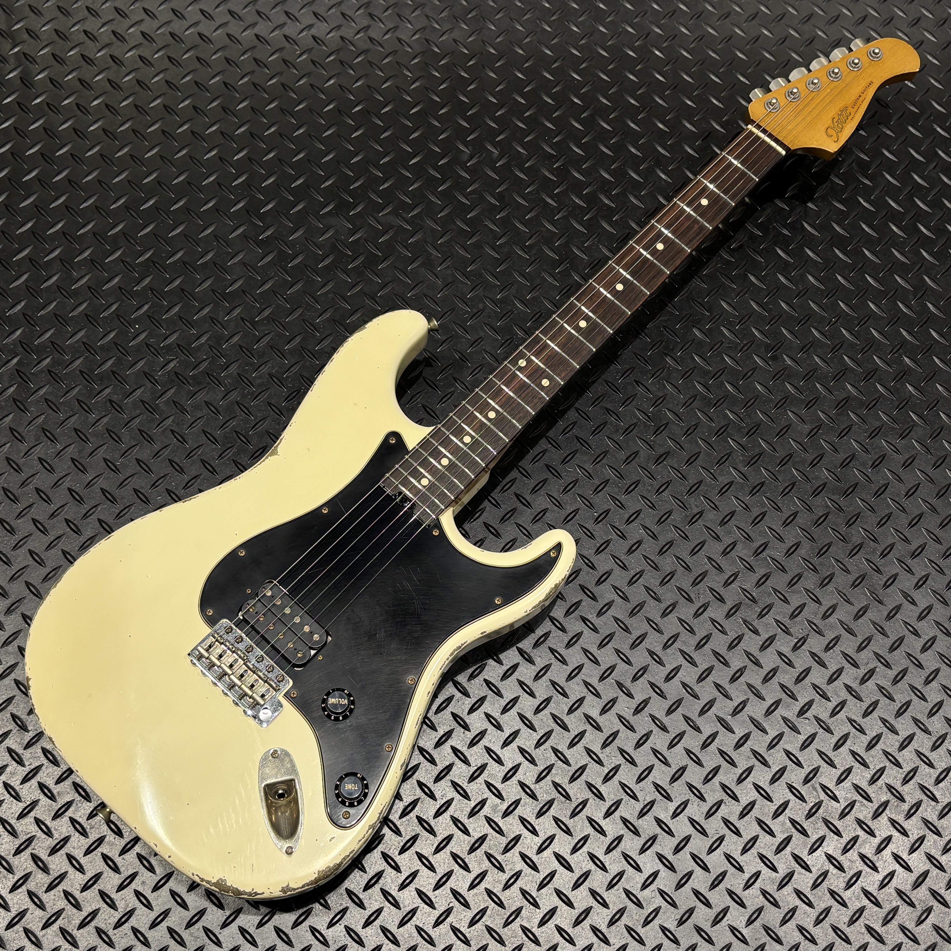 XoticXSS-1VintageWhite Medium Aged