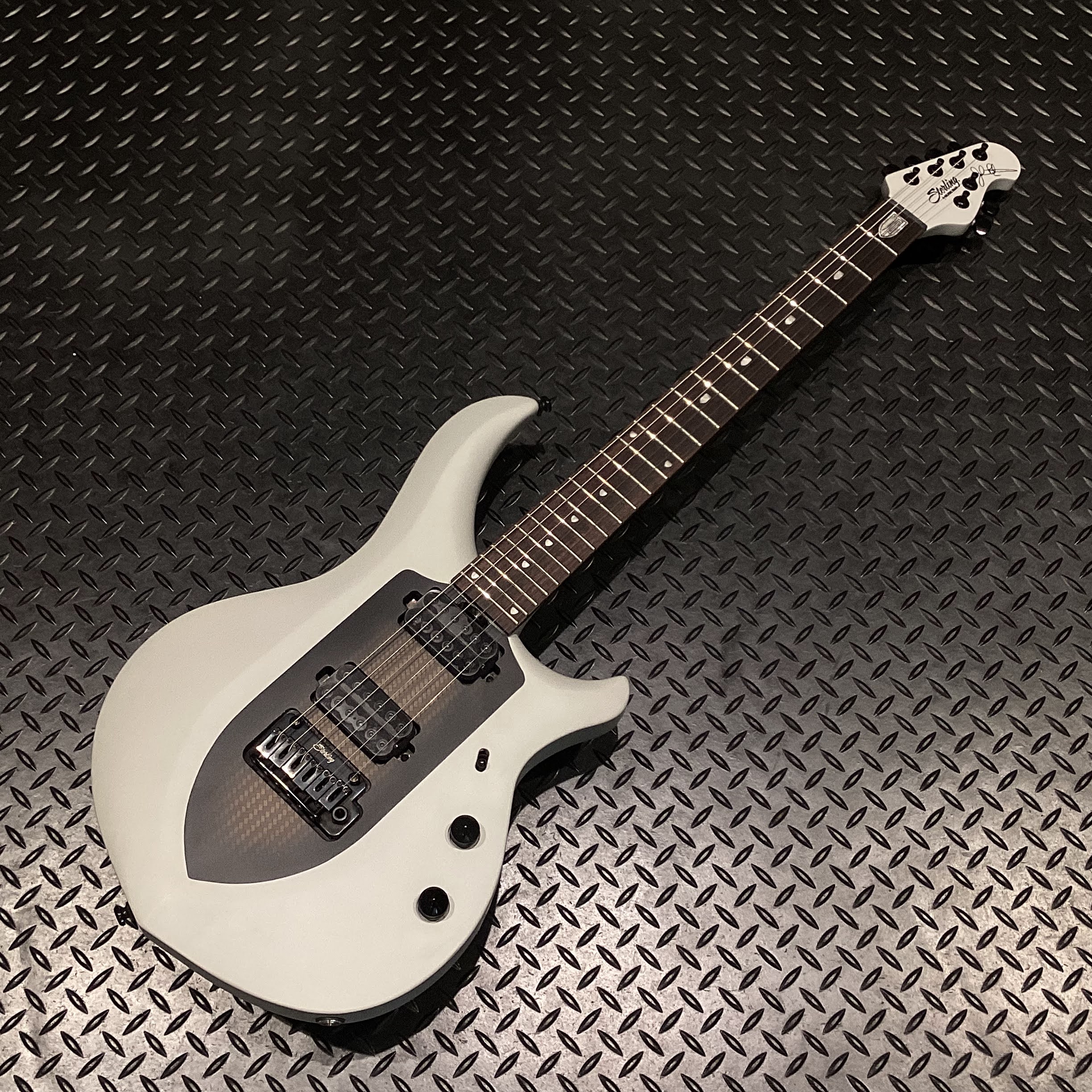 Sterling by MusicmanMAJESTY MAJ100-R1