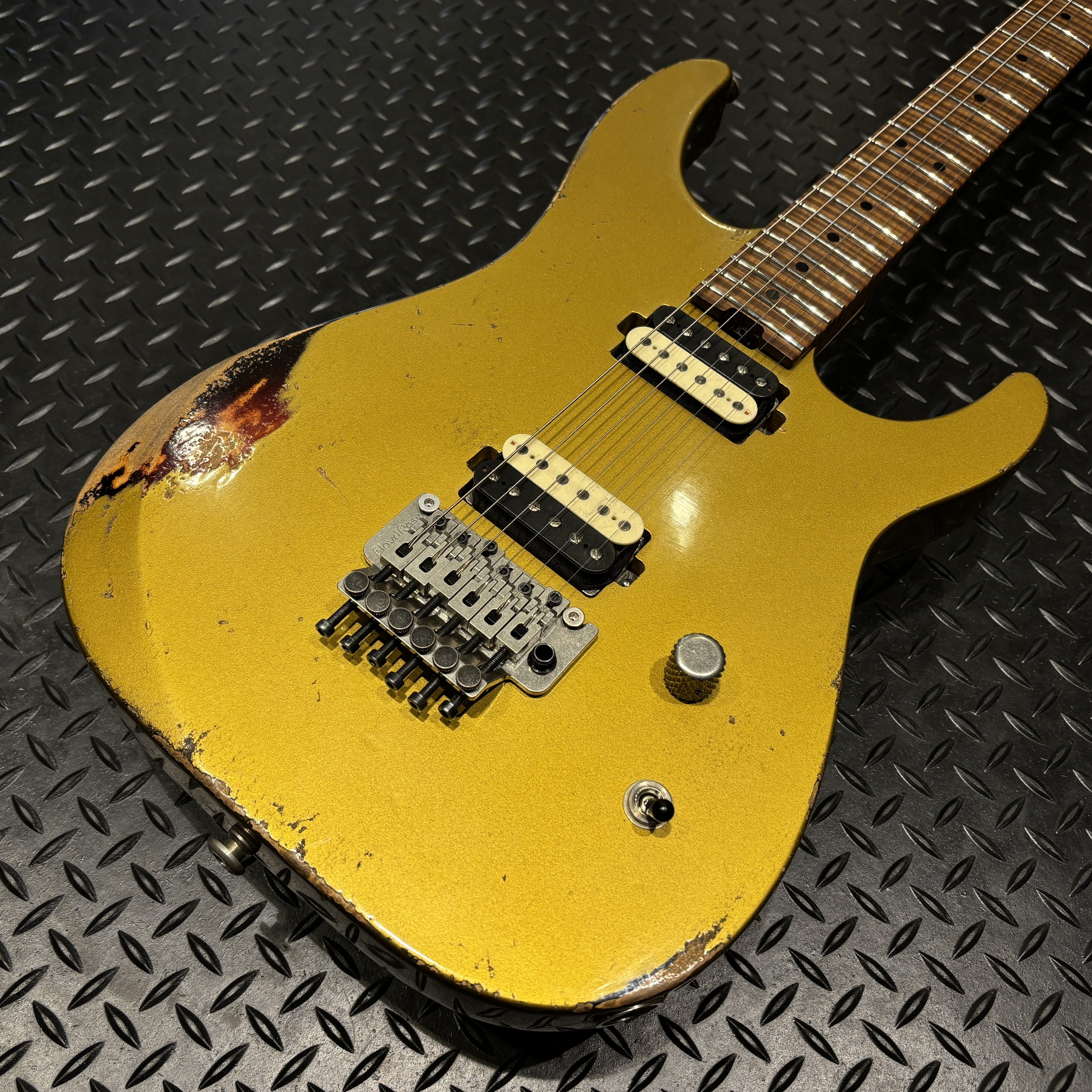Luxxtone GuitarsGhost Gold over SB