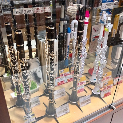 *クラリネットの展示ラインナップご紹介致します！ 島村楽器新宿店では、木管楽器から金管楽器、お手入れ用品など豊富に取り揃えております♪]]管楽器の選び方、当店の管楽器専門スタッフがお客様とって、ぴったりの楽器が見つかるようにお手伝いさせて頂きます。]]実際にお試しいただく事もできますのでお気軽にお問 […]