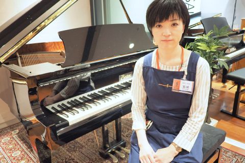 スタッフ写真 副店長・アコースティックピアノ 宮崎