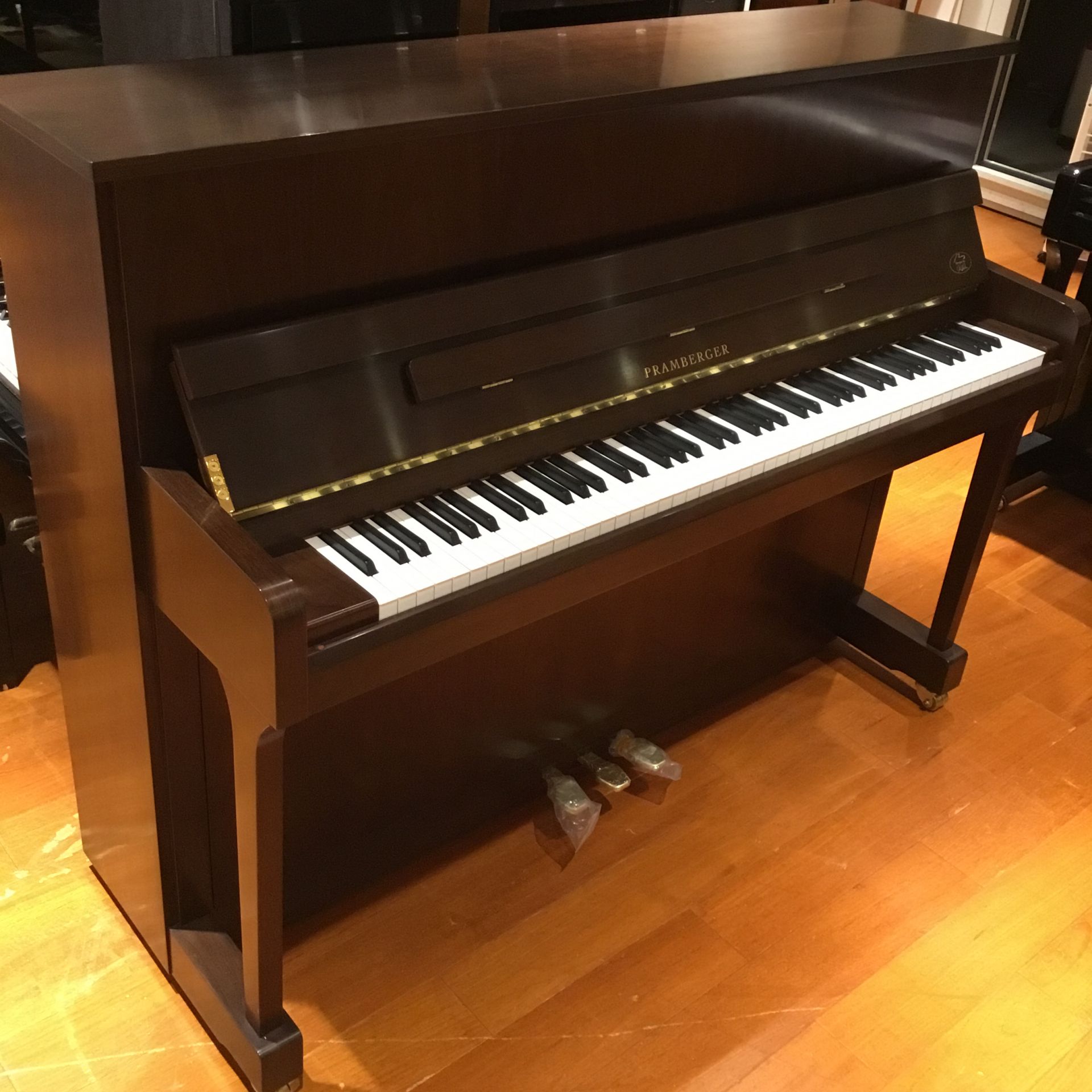 【PRAMBERGER/プレンバーガー】人気のアップライトピアノ、新宿PePe（ぺぺ）店に展示ございます！