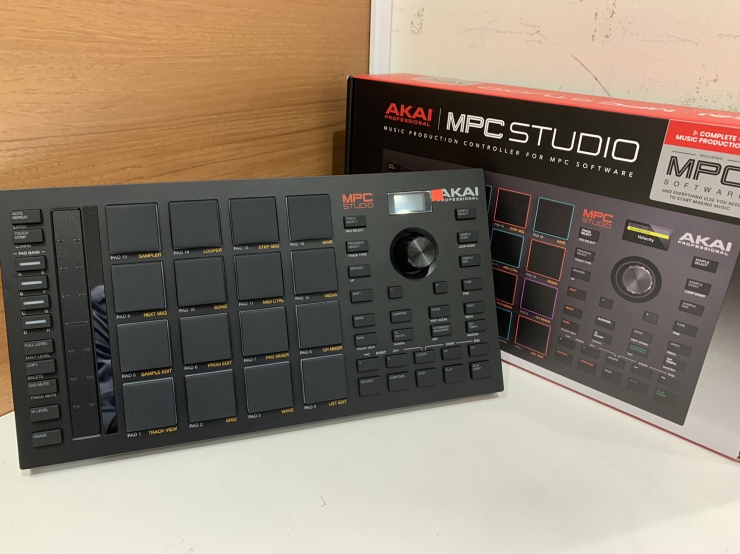 **[!!AKAI MPC STUDIO先行展示を本日から開始！]]早速開封していきます！!!] 期待の新製品です！]]思っていたよりコンパクトです！ 早速開封～ まず付属品から]]定番のケーブル類ですね！ そして本体！]]ででーん かっこいい！ そして薄い！軽い！コンパクト！ 入力はこんな感じ。] […]