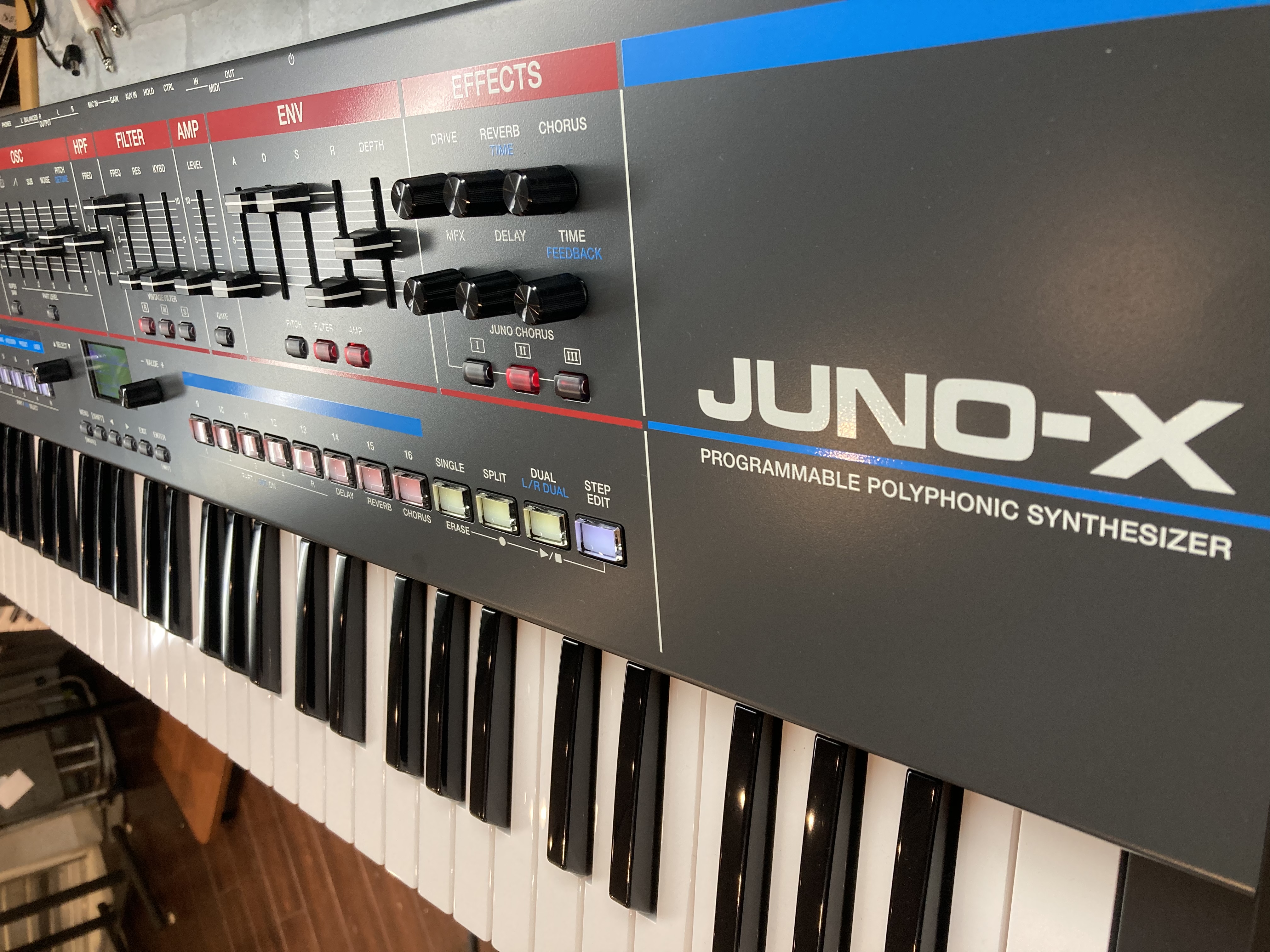 JUNO-X登場！ビンテージシンセの代表格が復刻！？ 写真いよいよ発表となったJUNO-X、当店Roland Planetスタッフの野口が早速触ってみましたので簡単ですがレビューをしてみたいと思います！（短い時間しか触れなかったので本当に簡易的な紹介で申し訳ございません！）こちらはJUPITER-X […]