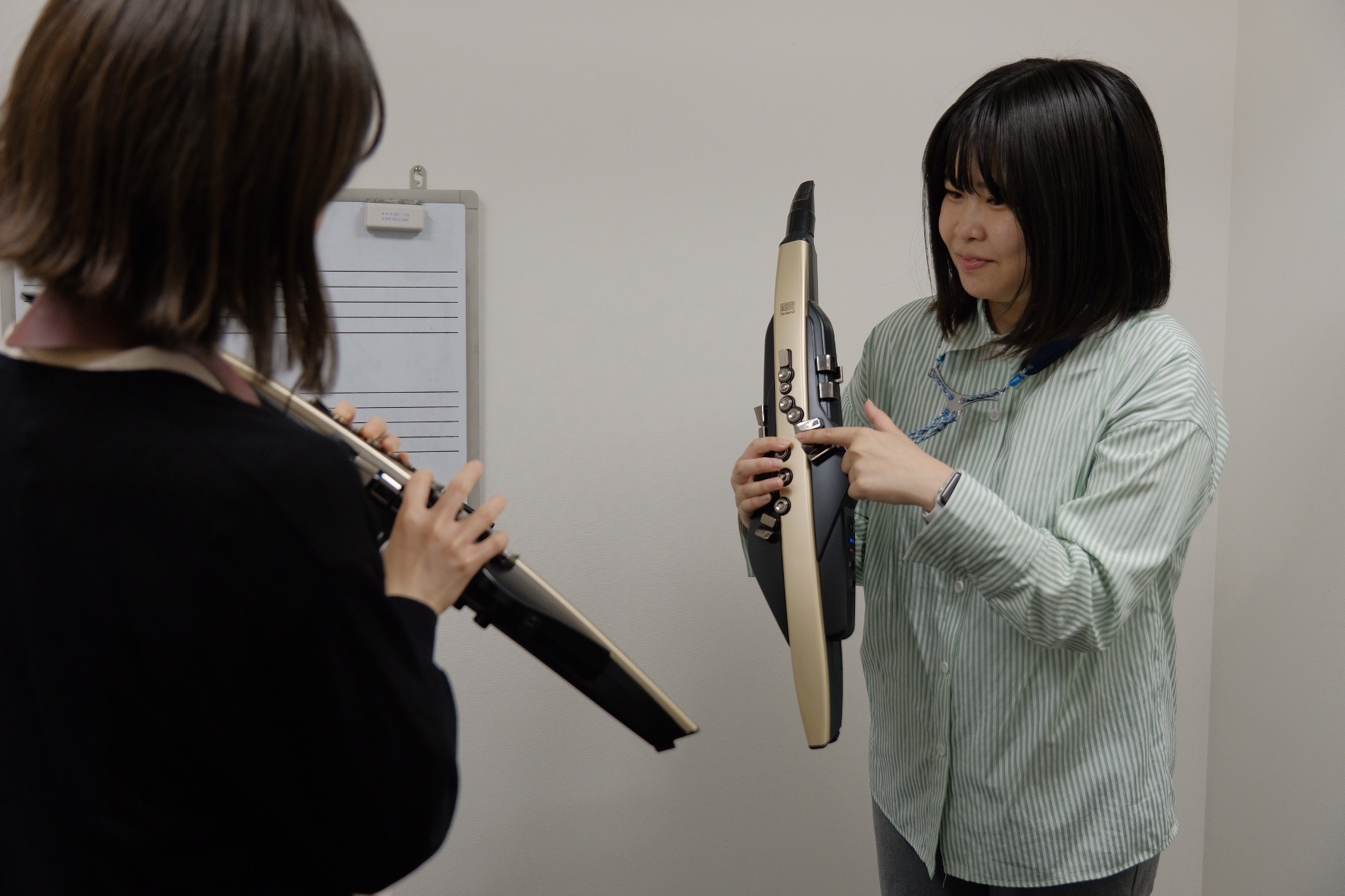 CONTENTSデジタル管楽器とは？デジタル管楽器紹介演奏動画コース概要・料金体験レッスンお問い合わせデジタル管楽器とは？ 電子管楽器、ウインドシンセとも呼ばれ、ボタンを押さえて息を吹き込むだけで音が鳴り、演奏ができる楽器のことです。当店では、RolandのエアロフォンとYAMAHAのデジタルサック […]