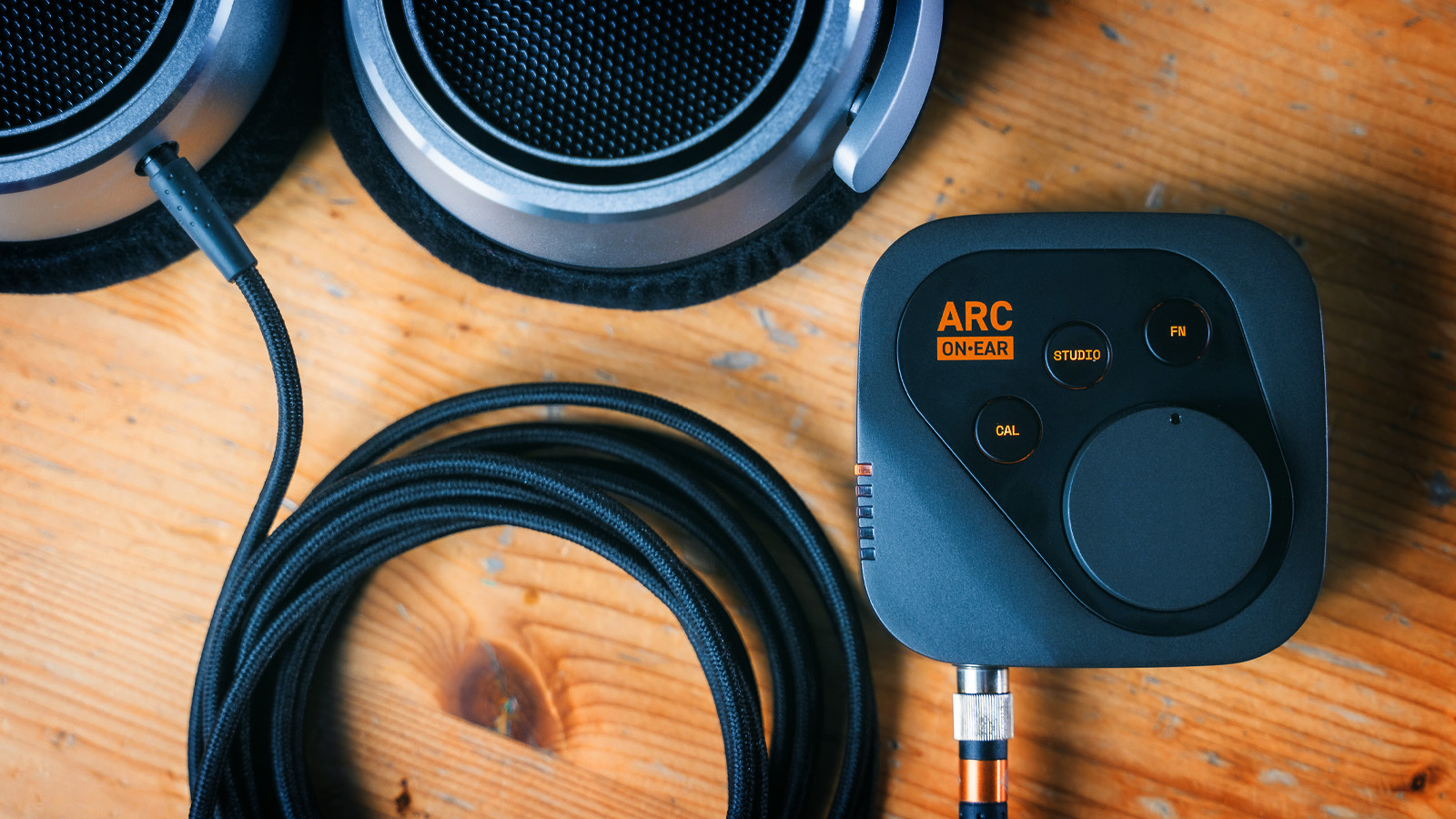 スピーカー持ってるけどほとんど鳴らしていない人、島村楽器新宿店 : 松坂です。"ミックス / マスタリングはスピーカーじゃないと..."みたいな風潮ありますよね（ま、実際そうなんだろうけれども...）。今回は、音量出せない中でも最適なモニタ環境を構築したい、そんなあなたにおすすめの機材です。あ、部屋 […]