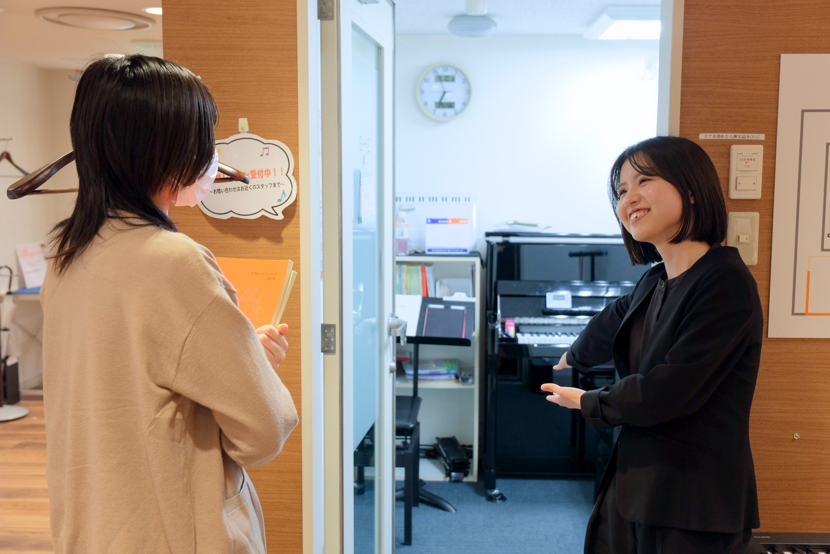 CONTENTSピアノサロンとはインストラクターへのインタビュー体験レッスンピアノサロンとは システム 完全予約制のピアノ教室となります。曜日や時間は固定ではありません。 ピアノサロンの特徴 大人の方がマイペースで楽しめる予約制の個人レッスンです ・楽器経験がなくても、楽譜が読めなくても始めることが [&hellip;]