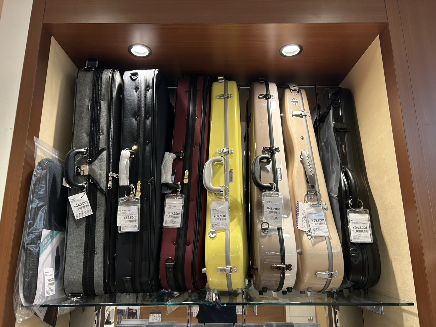ヴァイオリンインストラクターの安達です! 島村楽器新宿店にバイオリンケースが多数入荷いたしました✨バイオリンケースをお探しの方は、ぜひ店頭にお越しください! CONTENTSソフトケースハードケース楽譜バッグソフトケース ハードケース 楽譜バッグ