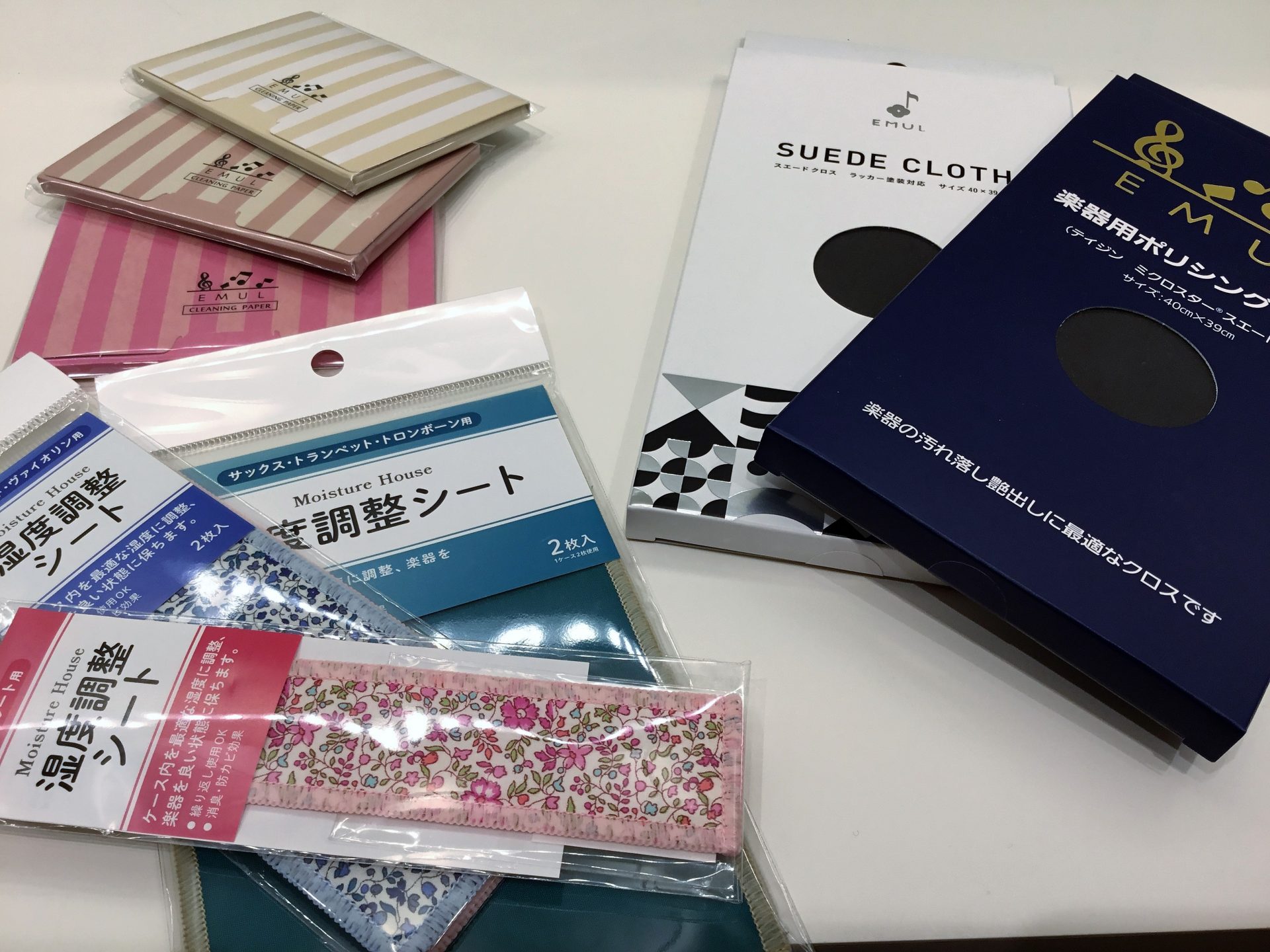 こんにちは、新三郷店の田里です。 島村楽器ではいくつかオリジナル商品を取り扱っておりますがその中でも、私が特におすすめする商品を3種類ほど紹介します！ ***クロス |*型番|*色|*値段（税込）| |ESC100|スエードクロス|￥2,090| ・楽器の艶出しや汚れ落としにオススメです！ また、シ […]