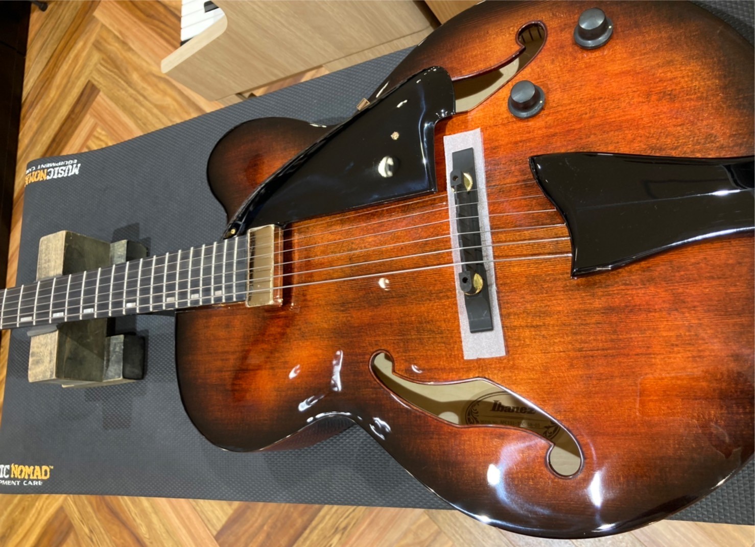 こんにちは。新三郷店の須藤です。 今回は、最近入荷したばかりのフルアコ、[!!Ibanez AFC-151/TBC!!]のご紹介をさせて頂きます。 近頃はフルアコやセミアコといった[!!箱もの!!]のエレキギターが人気となっていますので、お探しの方はご参考にして頂ければと思います。 箱ものの詳細は、 […]