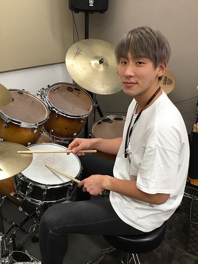*金曜日担当講師　谷　史詳（たに　ふみあき） 埼玉県出身。高校入学と同時にドラムを始め、スピッツやフジファブリック等のコピーバンドで活動。 大学時代はジャズオーケストラを中心に活動し、2017年からは甲陽音楽学院にてドラムを本格的に学ぶ。 現在は少人数編成のジャズバンドを中心にライブ活動を行なってい […]