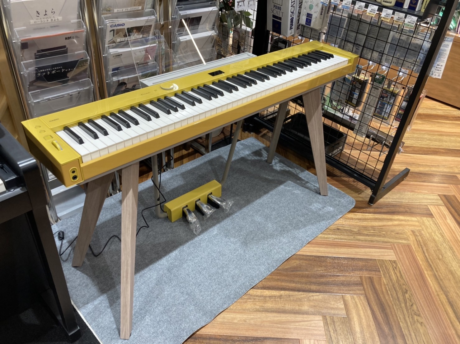 CASIOから新しい電子ピアノが新発売！どこから見ても美しく、どんな空間にも調和する、新しいデザインです♪ Privia PX-S7000 特徴”ピアノがある生活”の当たり前をくつがえす、数々の技術とこだわりの結晶がPrivia PX-S7000です。スタンド・ペダル一体型というピアノとしての様式美 […]