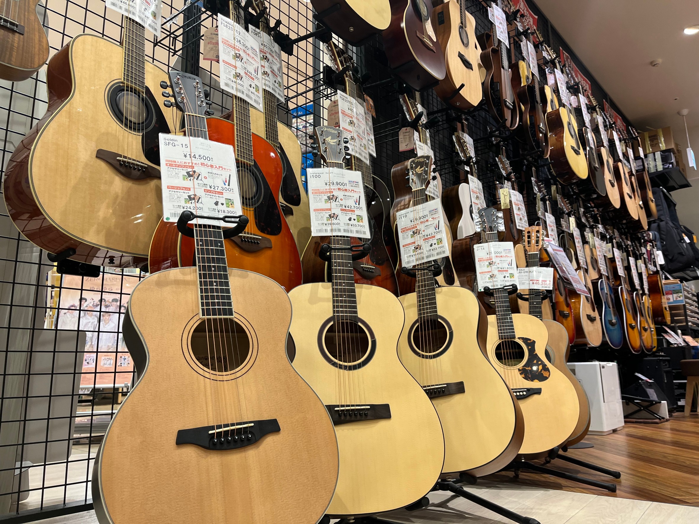 日曜日にギター教室が開講いたしました。買い物のついでにギターレッスンはいかがでしょうか？ 皆と違う習い事をしたい…。というキッカケで始めた方もいらっしゃいます。初めて音が出る喜びはとても楽しいですよ！？　 まったくの初めての方からみなさまレッスンにお通い頂いております。上達の度合いもとてもわかりやす […]