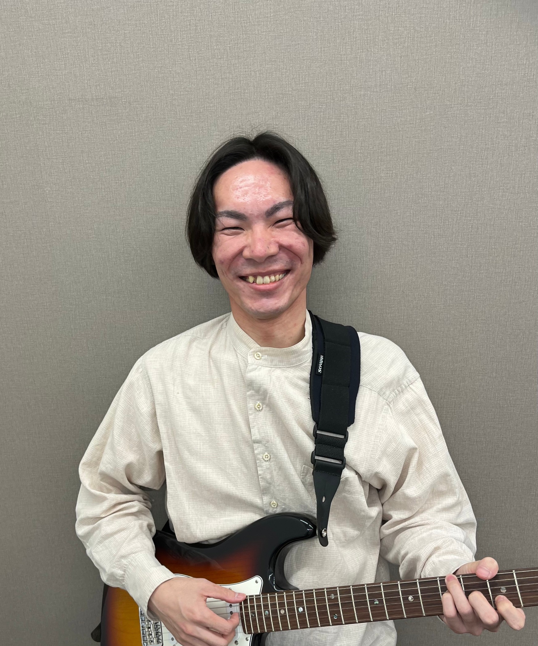 CONTENTS講師プロフィール講師インタビューコメント講師プロフィール 14歳よりエレキベースを独学で始める。18歳よりエレキギターを始め、ジャズギタリスト鈴木大輔氏に師事。 講師インタビュー Q.楽器を始めたきっかけはなんですか？中学生の時に、L’Arc～en~Cielのコピーバンドをやることに […]