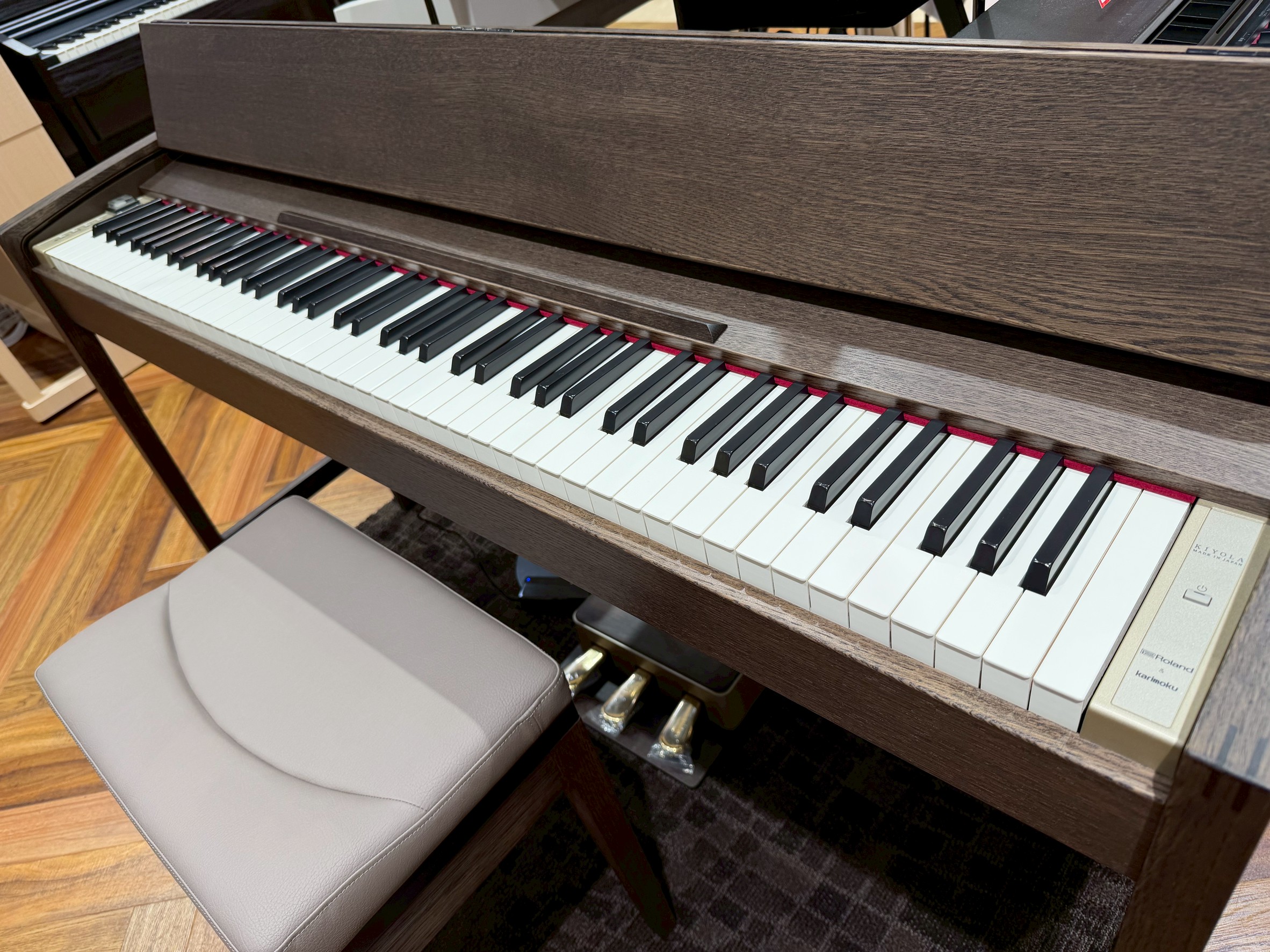 カリモク家具の職人の技が光るインテリアに調和するデジタルピアノ 「きよら」は、天然木のあたたかみと流れるような曲線美をまとった、インテリアに調和する上質なデザインを特徴として、2015年の発売以来多くの方々に支持されてきたデジタルピアノです。発売から10周年を迎える今年、島村楽器限定の「KF-25」 […]