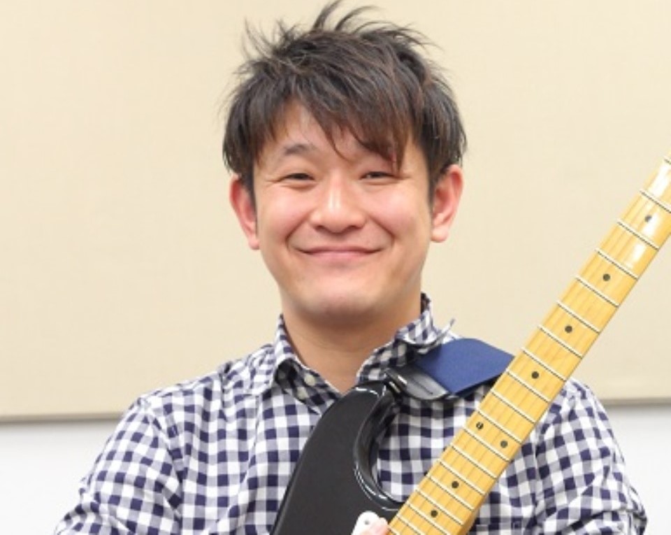 CONTENTS講師プロフィール講師インタビュー講師プロフィール ROCK・POPS・JAZZ・FUSIONなどの様々なジャンルのバンドを渡り歩いてます。現在都内で自らのバンドなどのセッションで活躍中！ 講師インタビュー Q1、楽器を何歳からはじめましたか？始めたきっかけは何ですか？ A、13才。兄 [&hellip;]
