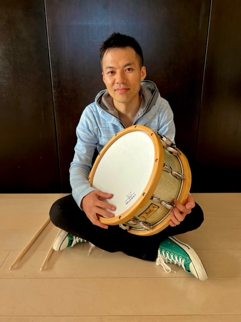 CONTENTS講師プロフィール講師インタビュー講師からのコメント講師プロフィール 10歳の頃よりドラムに興味を持つ。高校卒業後音楽学校にて様々な演奏法、音楽理論を学ぶ。ドラミングの基礎から楽曲演奏においての応用テクニックなどお一人おひとりの要望やペースを大切にレッスン致します。 講師インタビュー  [&hellip;]