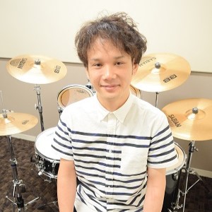 CONTENTS講師プロフィール講師インタビュー講師プロフィール 16歳よりドラムを始め、洗足学園音楽大学ジャズコースにて大坂昌彦氏に師事。在学中よりプロ活動を始め、幅広いジャンルを経験し、ソウルロックバンド「THE TON-UP MOTORS」にてメジャーデビュー。ドラムメーカーCANOPUSエン [&hellip;]