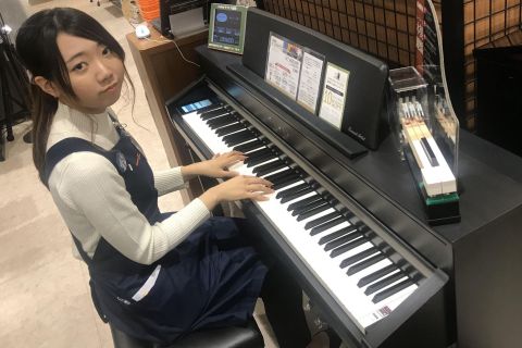 スタッフ写真 ウクレレ、ピアノ 内倉