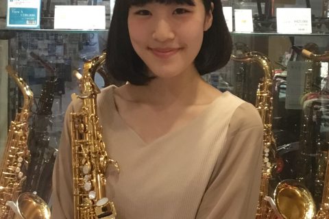 スタッフ写真 サックスサロンインストラクター 岩井