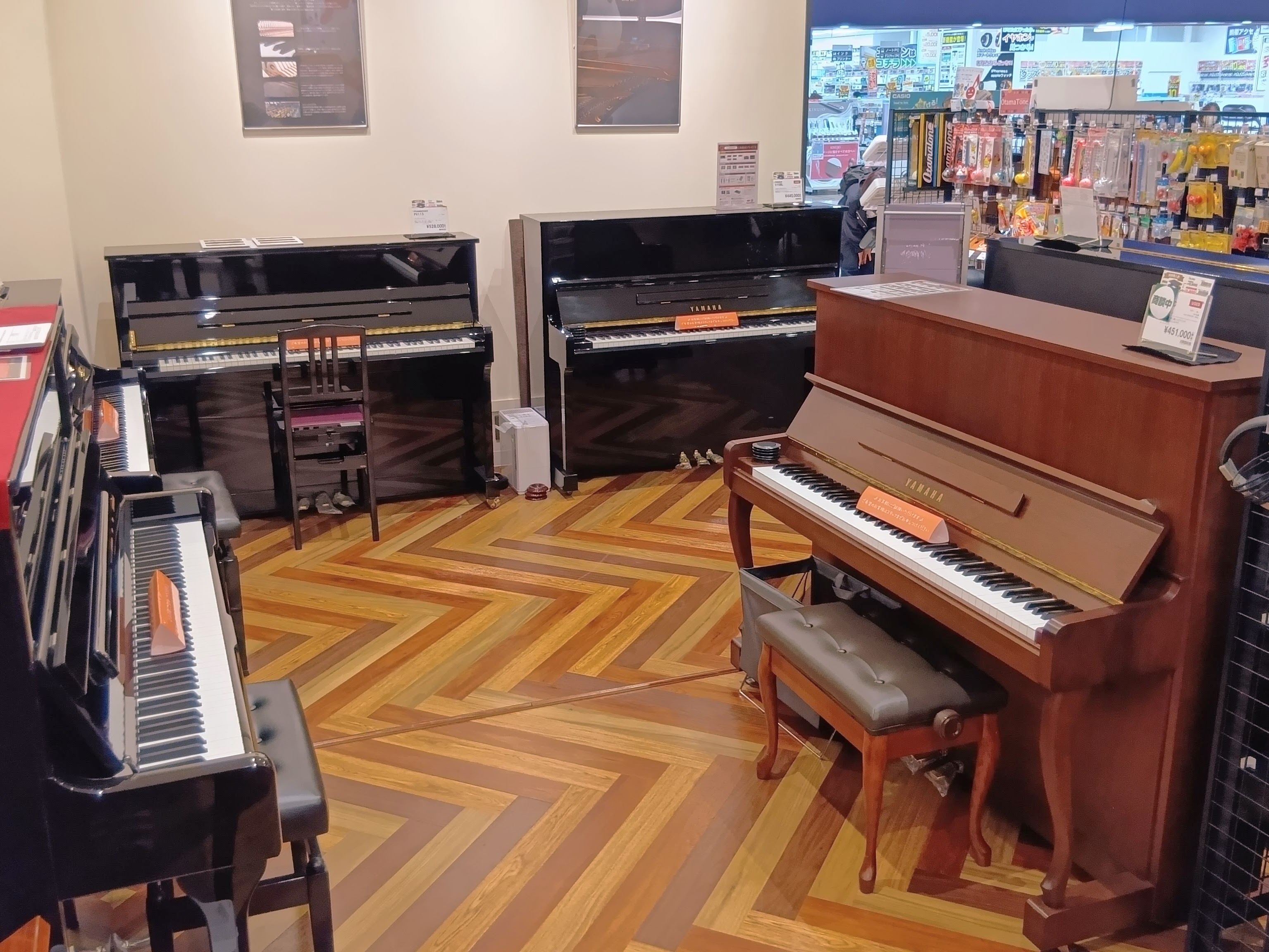 島村楽器エミテラス所沢店では、国内メーカーで人気のヤマハ・カワイをはじめ、島村楽器がお勧めしている海外ブランドのプレンバーガーやスタインベルグなどいろいろなピアノを弾き比べしていただけるようご用意いたしております。 アップライトピアノのご購入に当たりお問い合わせの多い、防音対策・地震対策についてしっ […]