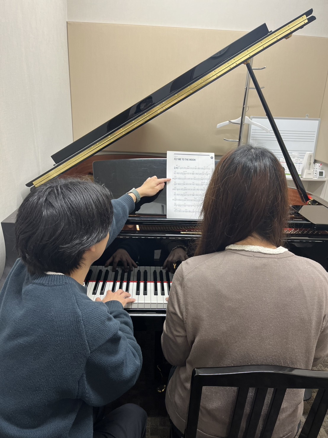 CONTENTS樋川先生にジャズピアノについて質問してみました！木曜日開講：樋川　隆斗(ひかわ　りゅうと)先生体験レッスンのお申込みはこちらお問い合わせ樋川先生にジャズピアノについて質問してみました！ Q1　ジャズピアノと普通のピアノのレッスンは何が違うのでしょうか？ ジャズピアノの大きな特徴は、即 […]