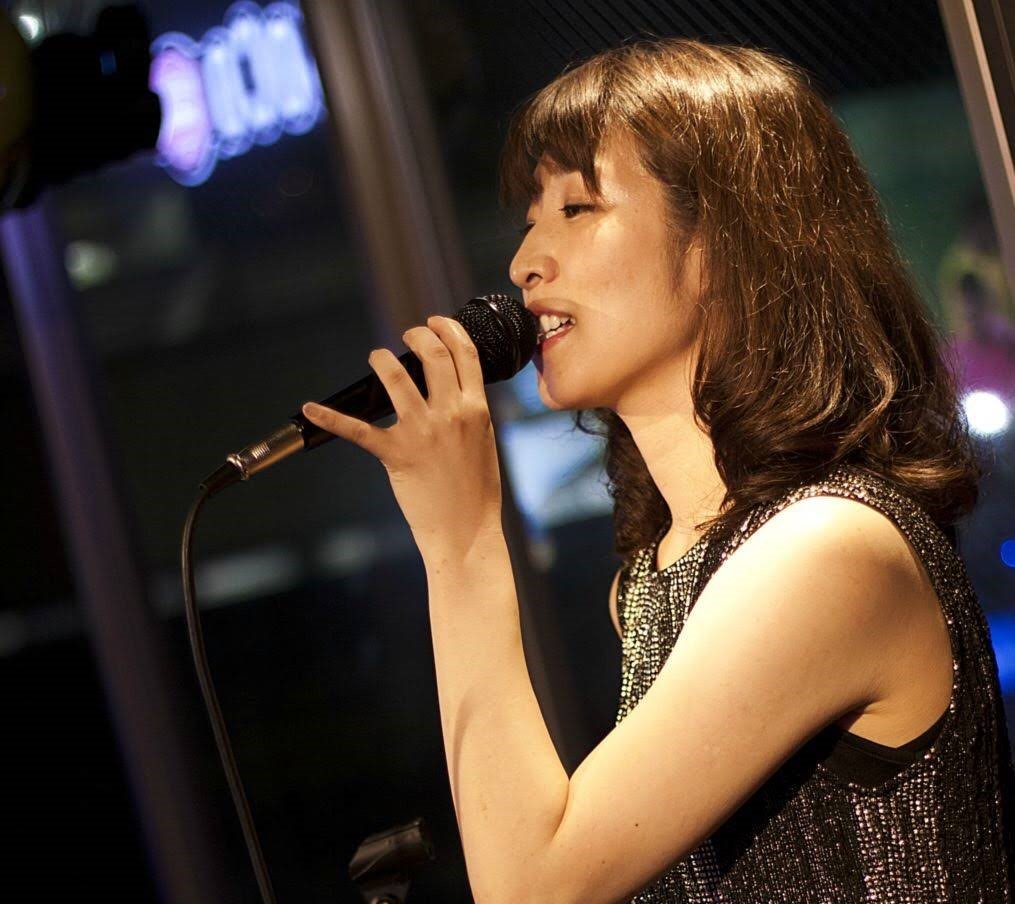 ヴォーカル教室　 担当講師：片岡　詩織(かたおか　しおり) 開講曜日：金 CONTENTS講師プロフィール講師からのメッセージコース概要体験レッスンのお申込みお問合せ講師プロフィール 高知県出身。高知丸の内高校音楽科卒業。昭和音楽大学ポピュラーコース卒業。その後自主ライブ活動や、ゴスペル指導の現場に […]
