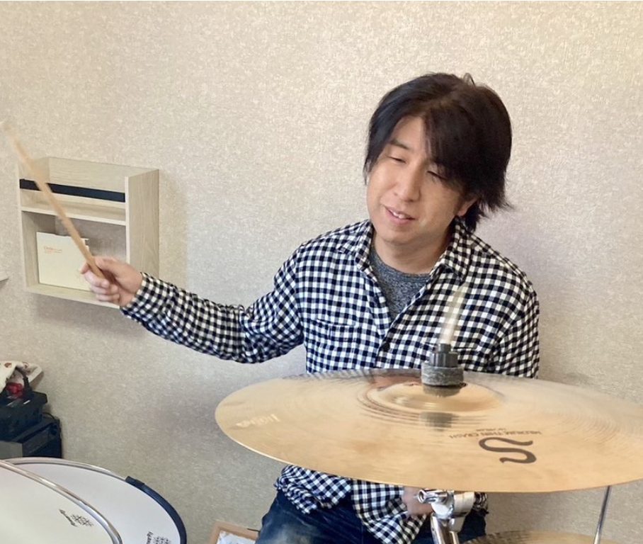 ドラム・キッズドラム教室　 担当講師：橋爪　良明(はしづめ　よしあき) 開講曜日：木 CONTENTS講師プロフィール講師からのメッセージコース概要体験レッスンのお申込みお問合せ講師プロフィール 中学ではブラスバンド部（パーカッション）に在籍し全国大会出場経験を持つ。 また高校時に参加したバンドコン […]