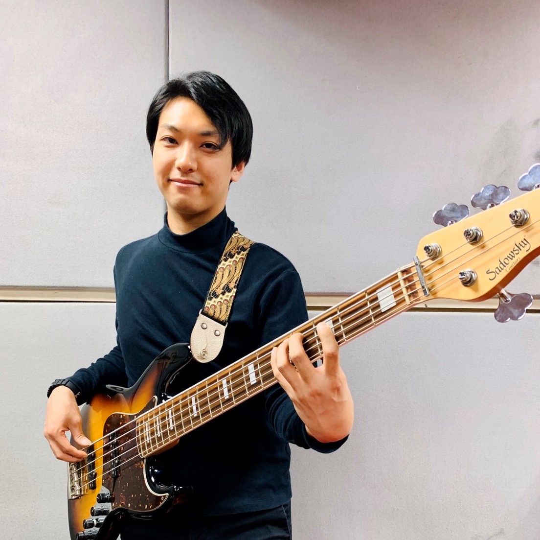 エレキベース教室　 担当講師：恩田　康人(おんだ　やすと) 開講曜日：木 CONTENTS講師プロフィール講師からのメッセージコース概要体験レッスンのお申込みお問合せ講師プロフィール 高校ではJazz研究会に所属。 水野正敏(ex.PONTA BOX)に師事、ジャズを中心にエレキベースと音楽理論を学 […]