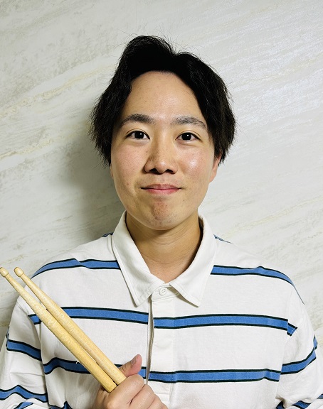 ドラム・キッズドラム教室　 担当講師：和田　拓斗(わだ　たくと) 開講曜日：月 CONTENTS講師プロフィール講師からのメッセージコース概要体験レッスンのお申込みお問合せ講師プロフィール 1997年北海道稚内市生まれ。音楽教師の父の影響もあり小学校からピアノを習い始め12歳からドラムを独学で始める […]