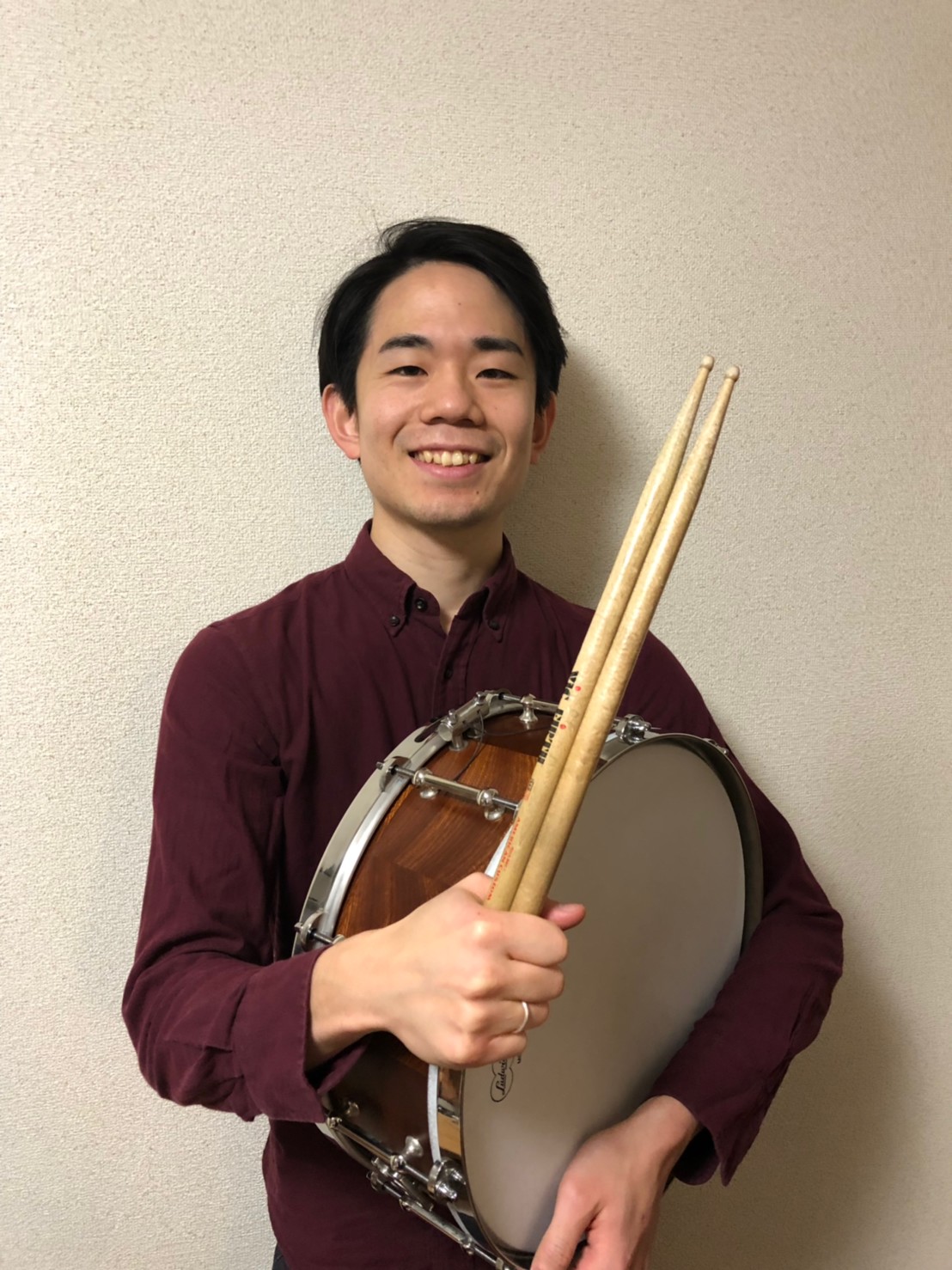 ドラム・キッズドラム教室　 担当講師：村上　和駿(むらかみ　かずとし) 開講曜日：金・土 CONTENTS講師プロフィール講師からのメッセージコース概要体験レッスンのお申込みお問合せ講師プロフィール 12歳からドラムを始める。国立音楽大学ジャズ専修に入学し、ドラムを神保彰氏、高橋徹氏、ジャズアンサン […]