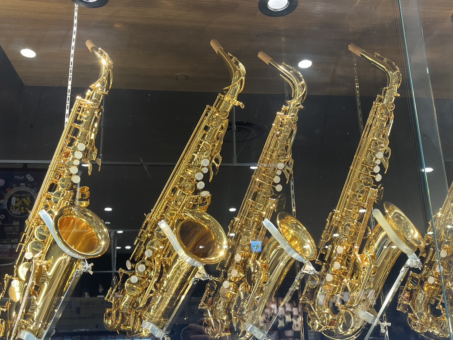 皆さんこんにちは！島村楽器エミテラス所沢店サックスインストラクターの深澤です。 皆さんは、【YAMAHA アルトサックス】の違いをご存じでしょうか？ 実は多くの違いがそれぞれに存在しています！その違いを徹底解説していきましょう！ CONTENTS特徴早見表各モデルの特徴・おすすめポイントサックスレッ […]