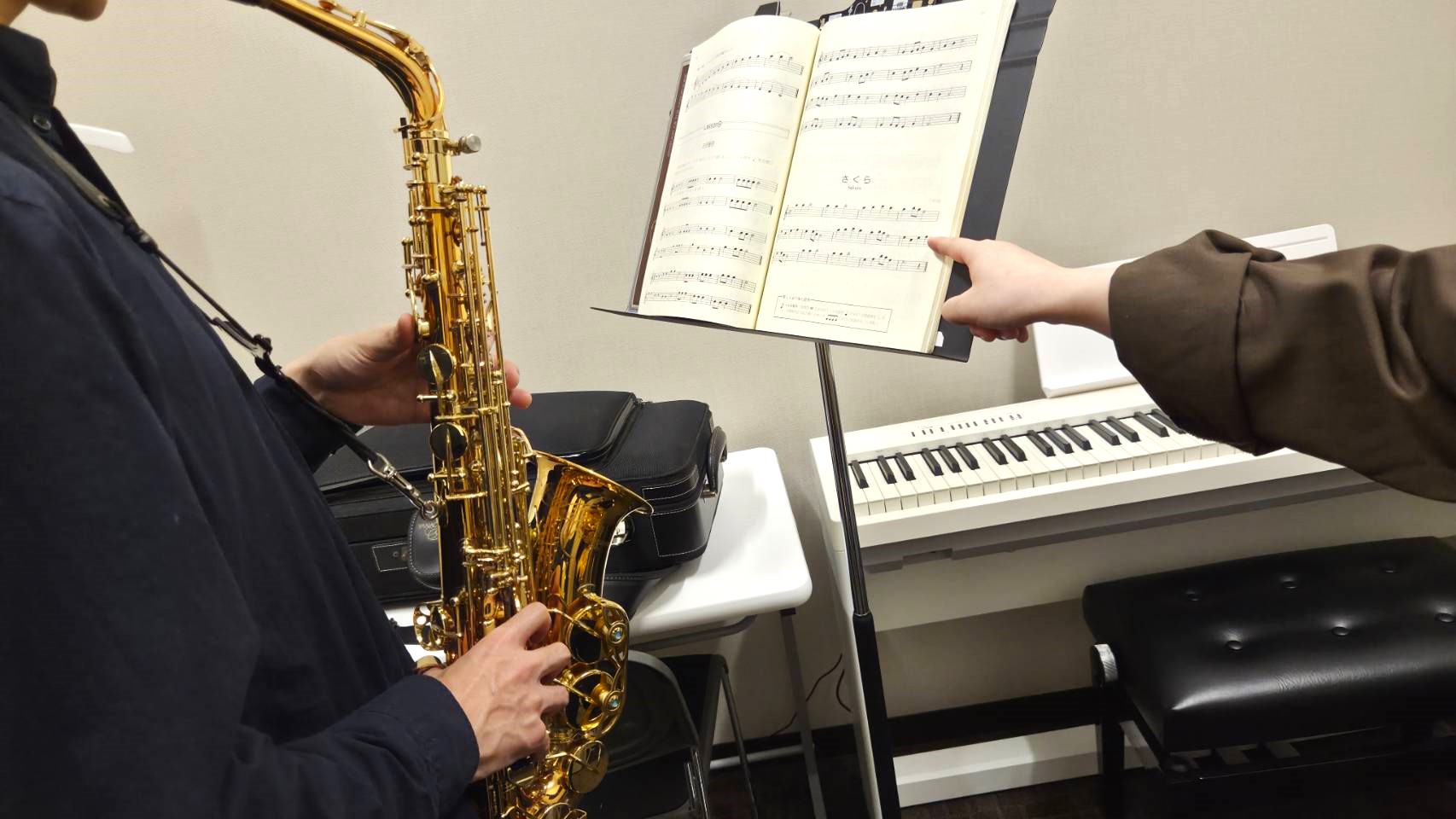 当店ではサックス教室を開講しております🎷 「吹奏楽部でサックスを頑張りたい」「将来は音大でサックスを学んでみたい」そんなお子さま・学生さんを、全力サポートいたします!! CONTENTS冬の短期レッスン実施中!!小学3年生からレッスン対応！吹奏楽も音大進学も応援！当店のサックス教室のコースについて担 [&hellip;]