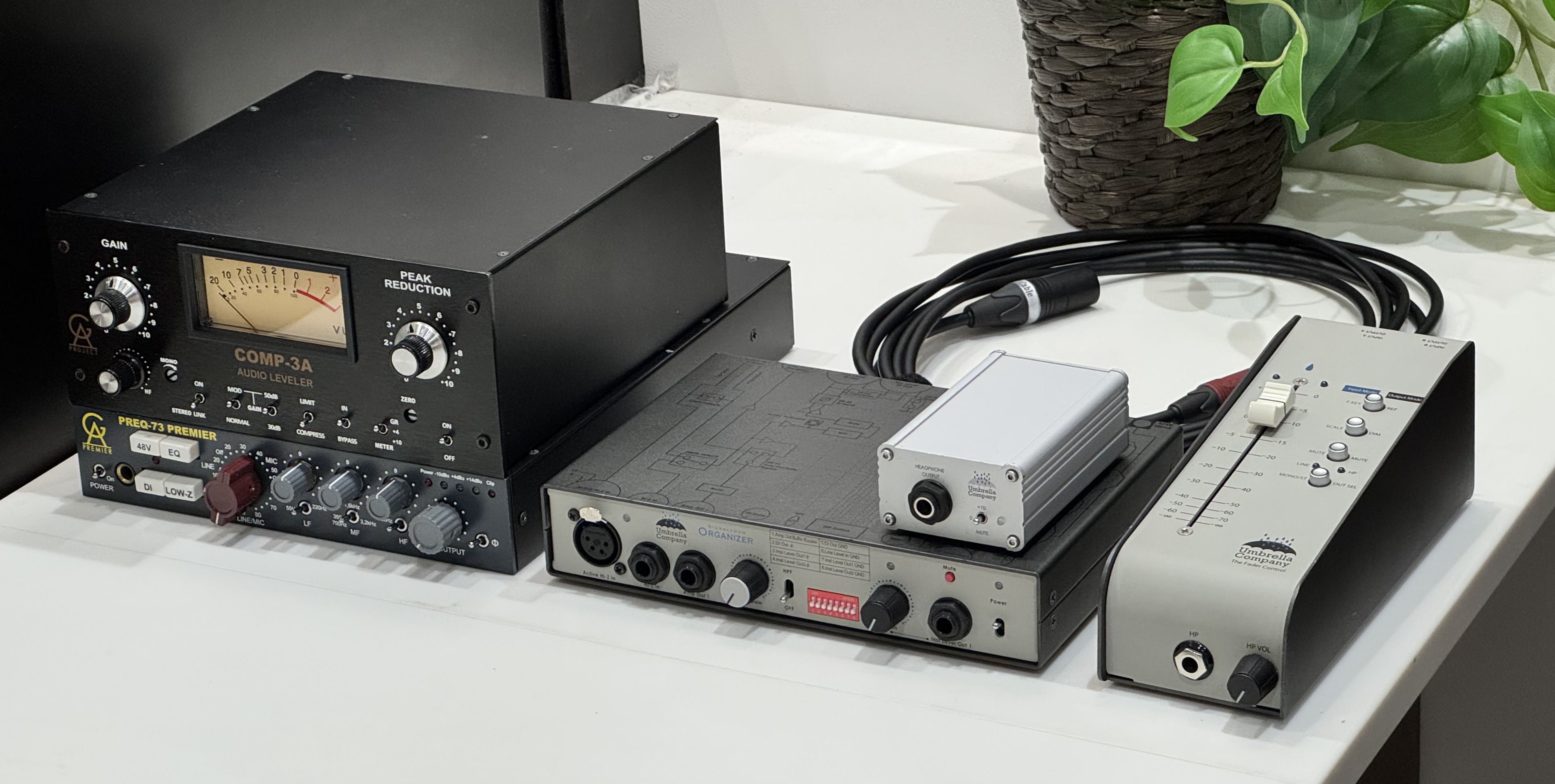 8/16まで開催しておりましたミキシング・レコーディングのためのハードウェアのフェアにてデモ機をお貸出しいただいていたGolden Age Project PREEQ-73 PREMIERのご紹介です。 「GOLDEN AGE PREMIER」は、高品質なビンテージ・スタイルの製品を、手頃な価格帯で [&hellip;]