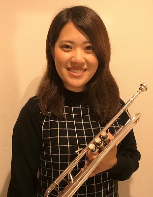 *柿崎 鮎美（かきざき あゆみ）]]担当:日曜日 **講師プロフィール 武蔵野音楽大学卒業。]]トランペットを戸部豊、札幌交響楽団トランペット奏者 佐藤誠の両氏に師事。]]室内楽を元NHK交響楽団トランペット奏者 佛坂咲千生氏に師事。]]また、ティモシー・モリソン氏や、フィンランド放送交響楽団トラン […]