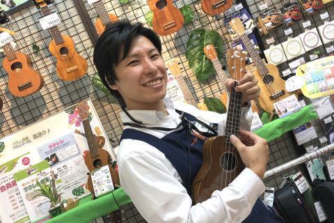 スタッフ写真 ウクレレ / 電子ピアノ / キーボード担当 渡辺