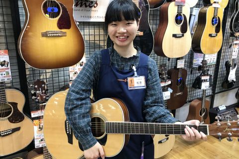 スタッフ写真 教育楽器 担当 板倉