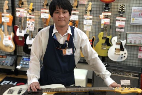 スタッフ写真 (ギターアドバイザー) ベース / エフェクター 担当 吉見