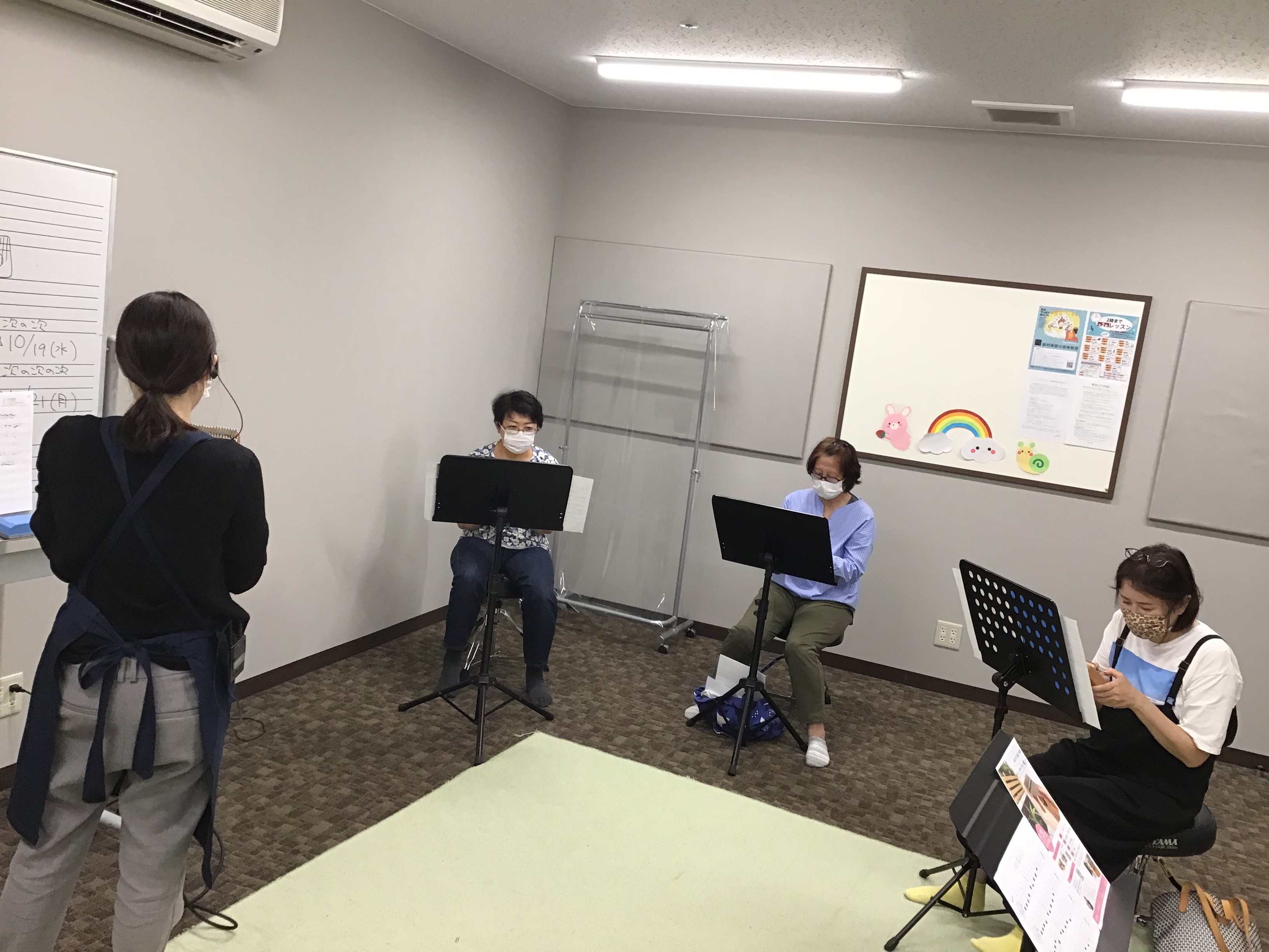 皆様こんにちは！2022年8月30日（火）に、第四回「カリンバサークル～癒し～」を開催しましたので、カリンバサークルの開催レポートをお届けいたします。 今回もご参加いただいた皆様ありがとうございます！ 今回は当日お休みになった方も多く、3名での開催でした！その分お一人お一人とじっくり練習ができました […]