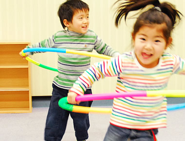 担当：水曜日 講師プロフィール 7歳からピアノを始める。常葉大学短期大学部音楽科声楽専攻卒業。高校在学中にリトミックに出会い、リトミック研究センターにて指導者認定資格を取得。 講師よりメッセージ ひとりひとりの個性を大切に、おうたを歌ったり、体を動かし、たくさんの音に触れて、音楽の楽しさを伝えます！ […]