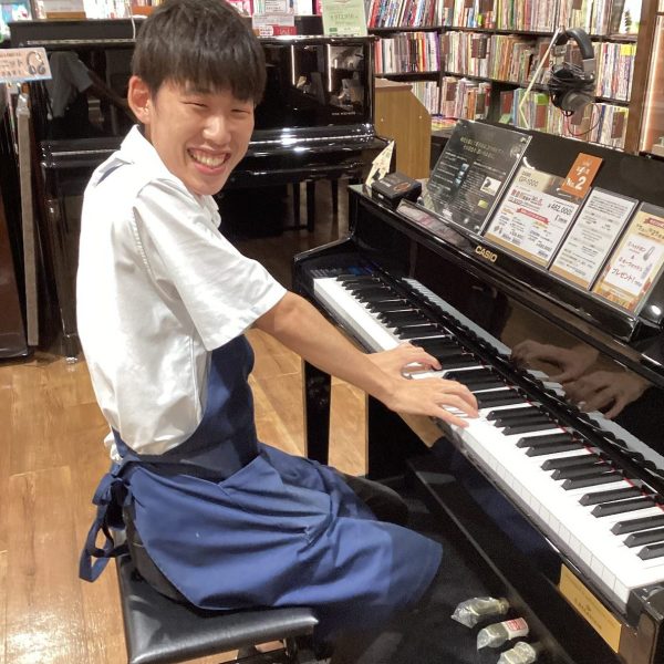 電子ピアノ担当：荒井<br />
ギター講師としての経験もございます。豊富な知識を活かして、お一人お一人のお悩みに寄り添い、最適なご案内をいたします！