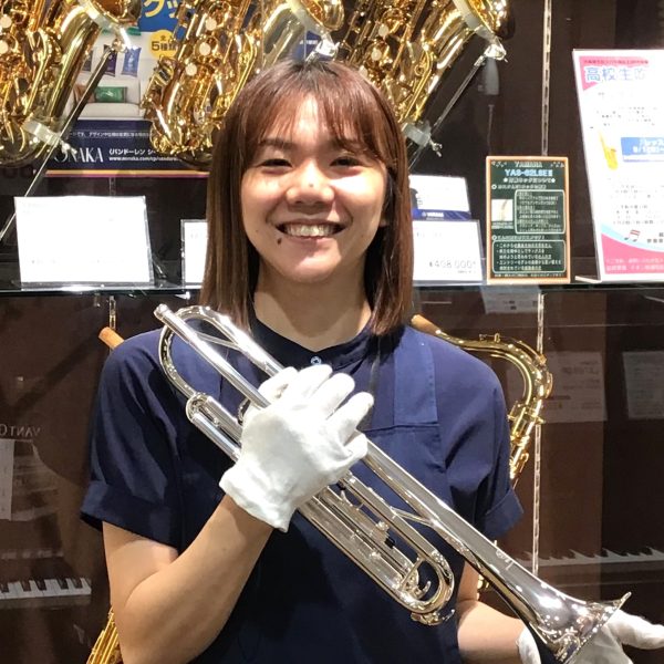 店長・管楽器アドバイザー：村上<br />
吹奏楽・オーケストラでホルンを吹いておりました。高校時代は吹奏楽部でコンサートマスターとして、大学時代はオーケストラ部で学生指揮を経験。