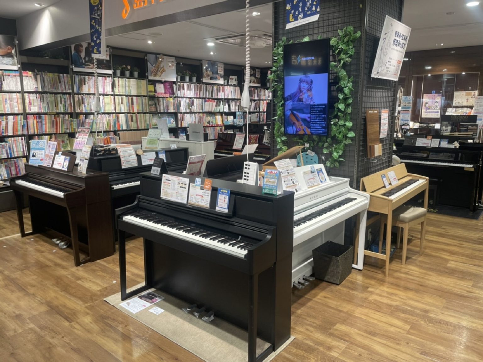 皆さまこんにちは！島村楽器イオン新浦安店のピアノアドバイザーの荒井です！電子ピアノをご案内する際にお客様からご質問いただく事が多いポイントを何回かに分けてご紹介致します！第1回目は「価格の違い」についてです。 価格の違いは主に「鍵盤」と「スピーカーの数」となります。今回は鍵盤についてご説明致します！ […]