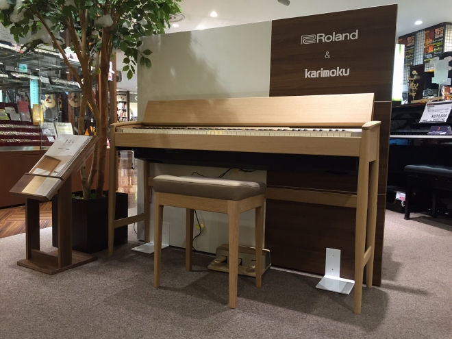 *カリモク×ローランドによる美しく、こだわりのつまった電子ピアノ 人気家具メーカー「カリモク」と電子楽器メーカーの中でも電子ピアノに定評のある「ローランド」がコラボレーションし、今までにない、天然木を活かした新しいデザインの電子ピアノが誕生しました。 日本の職人によって作られたこだわりが詰まった電子 […]