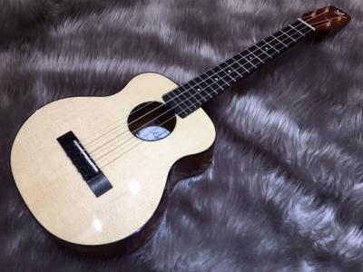 こんにちは、ウクレレ担当の井上です。楽器フェアでT's Guitarsが手がけるウクレレブランド「Kakumae（カクマエ）」の可愛い一本に一目ぼれ！！！めちゃくちゃ素敵です。毎日眺めていられます。たまらない一本をご紹介します！ ]] *BC-72p・30cst Kakumaeが提案するテナーサイズ […]