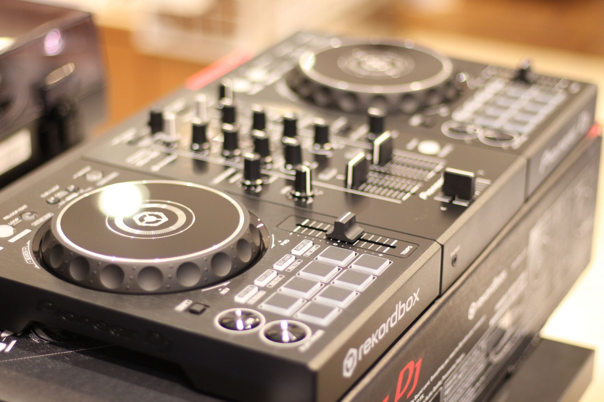 *【新商品】話題の最新機器、DDJ-400が静岡パルコ店に入荷！触って試す事も出来ます！ お久しぶりです！元DJ担当柴山ですw新商品発売したので嬉しくなってしまい、元DJ担当の血が騒ぎHPを作りました！]] 先日の発表から本日、新商品としてDDJ-400発売致しました！！]]まず、皆さんに見てもらい […]