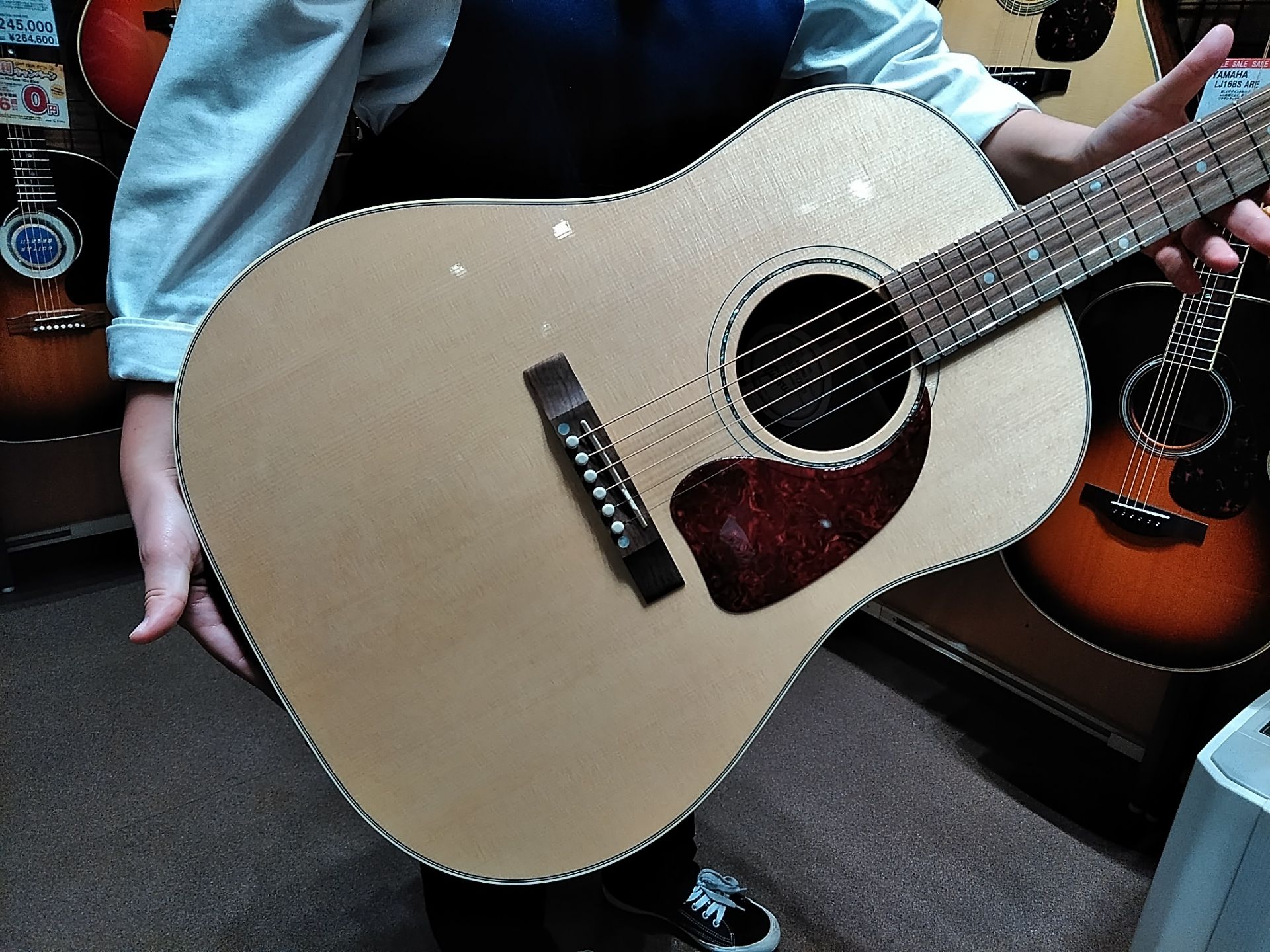 *GibsonJ-15入荷しました！ 皆さんこんにちは。島村楽器モラージュ菖蒲店　杉田です！]] 今回はGibsonです！ **今回入荷したモデル ***J-15 Gibsonの中では比較的お手頃なモデルですが、Gibsonらしい厚みのある音が魅力！ ナチュラルなカラーも男女問わず人気で、長く使い続 […]