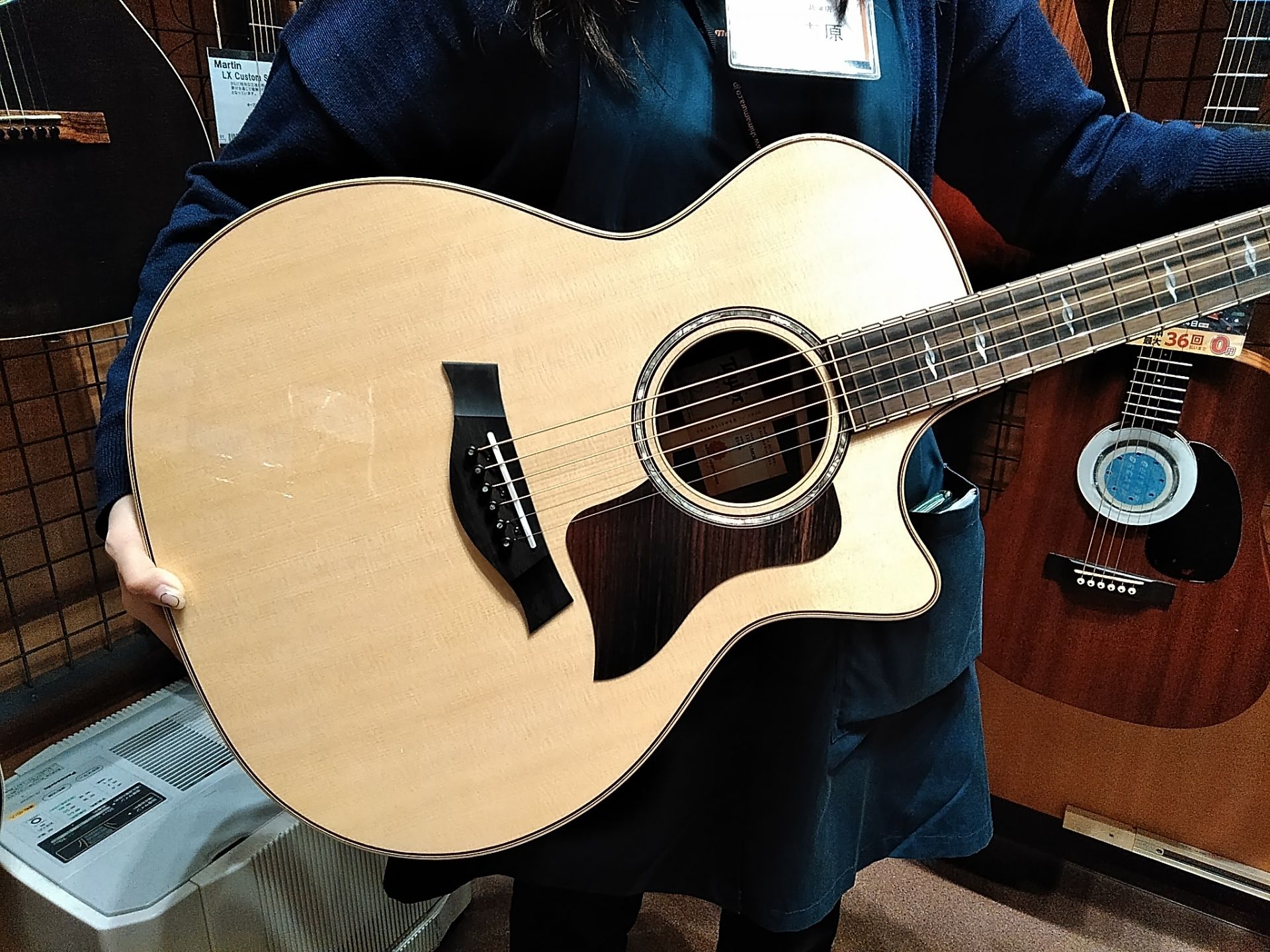 *Taylor　814ce V-class入荷しました！ 皆さんこんにちは。島村楽器モラージュ菖蒲店　杉田です！]] 今回はTaylorです！ *商品詳細 **Taylor 814ce V-class Taylorのフラッグシップモデル”800シリーズ”、814ce V-ClassはGrand Au […]