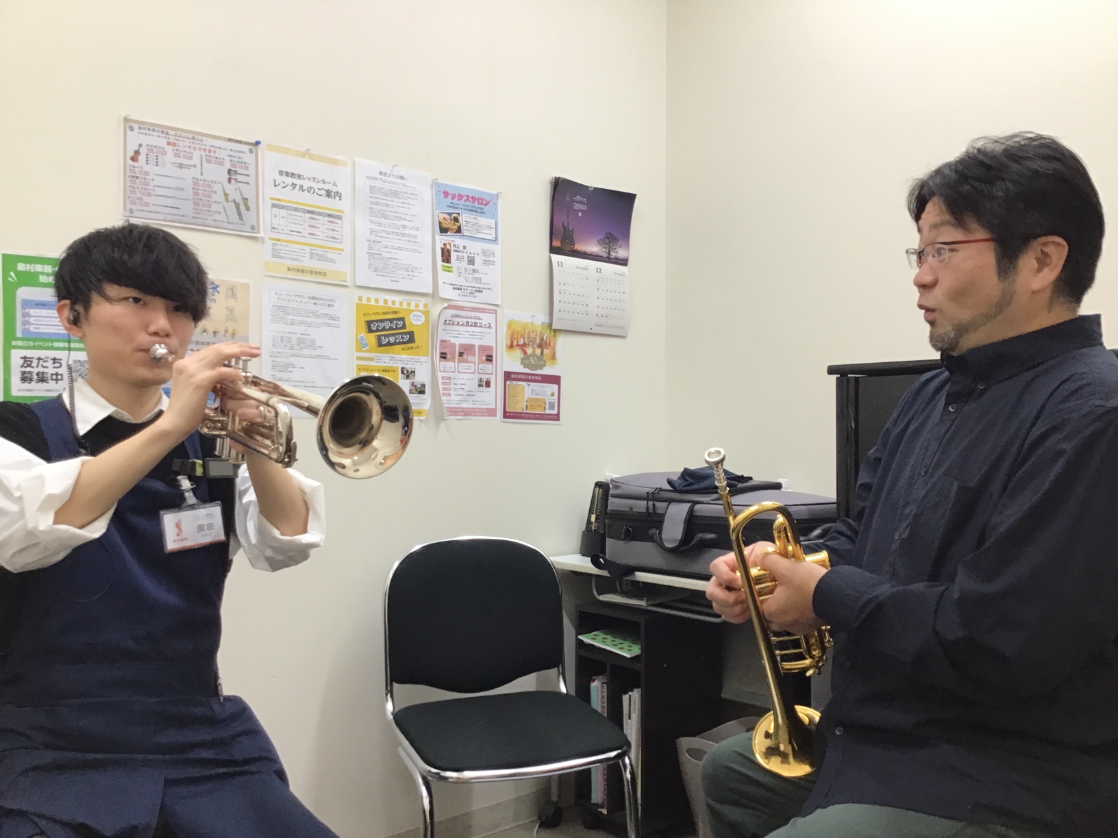 CONTENTSごあいさつ先生のご紹介！レッスン開始！！トランペット登場！！！ついに音が・・・！！！！体験レッスンを終えてごあいさつ こんにちは。モラージュ菖蒲店スタッフの園田です！ 今回は、金曜日に開講している外山先生のトランペットレッスンを受けてみました！ 私は趣味でギターと楽曲制作をしています […]